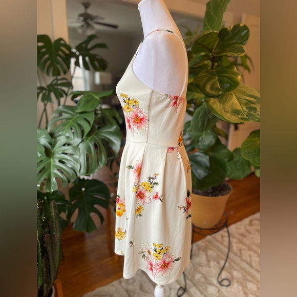 NWOT Spring Floral Dress 🪩 - Picture 7 of 7